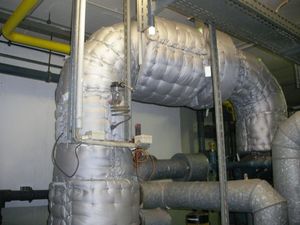 Flexible Isoliermatratzen an Abgasleitungen eines Blockheizkraftwerks